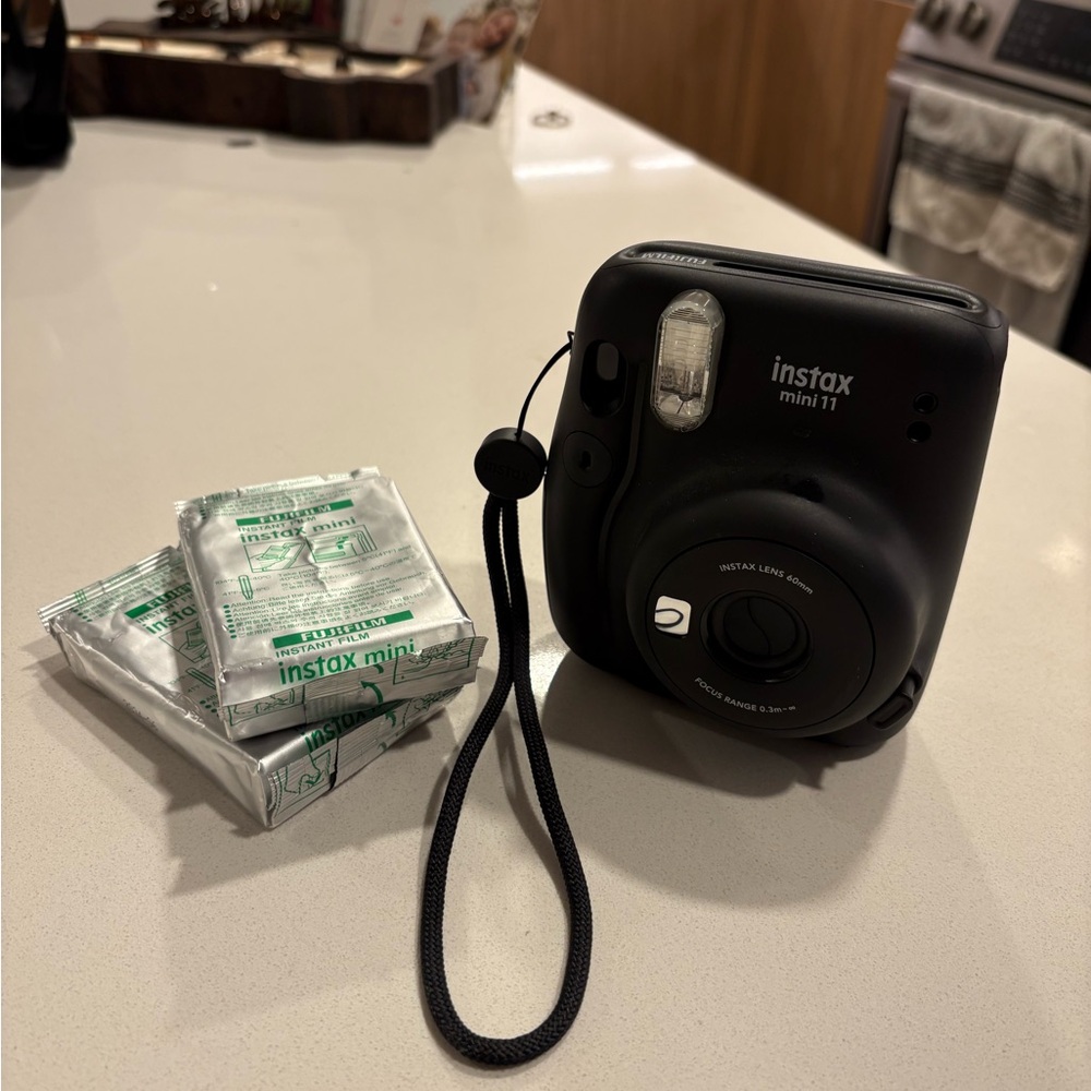 Fujifilm Instax Mini 11 Camera in Charcoal